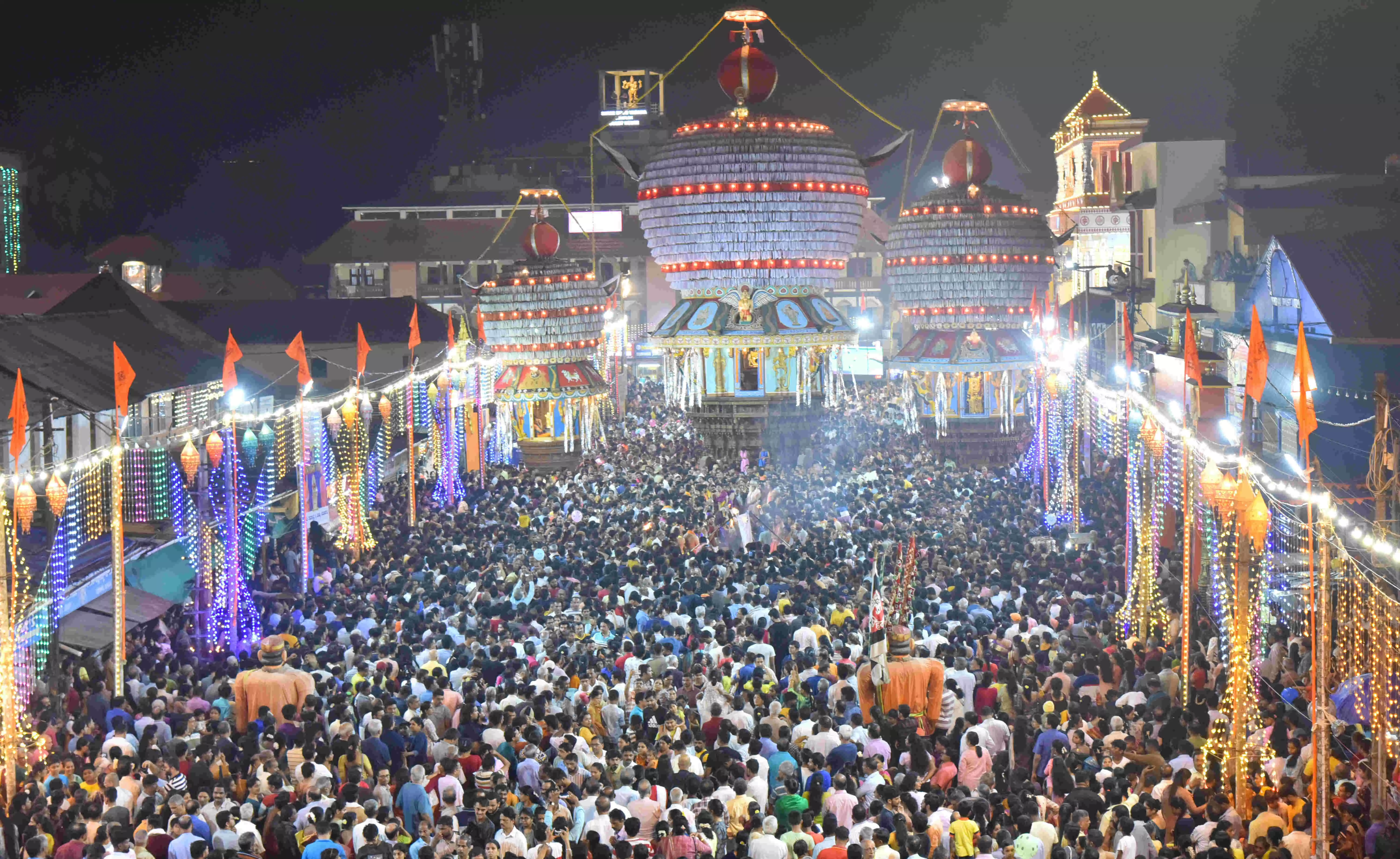 ಉಡುಪಿ: ಆಕರ್ಷಕವಾಗಿ ನಡೆದ ಮೂರು ತೇರು ಉತ್ಸವ ಉಡುಪಿ: ಆಕರ್ಷಕವಾಗಿ ನಡೆದ ಮೂರು ತೇರು ಉತ್ಸವ