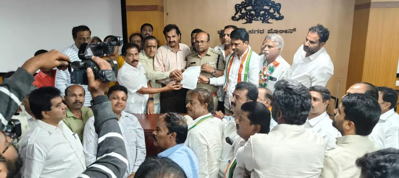 ಸಿದ್ದರಾಮಯ್ಯ ಕುರಿತು ಅವಹೇಳನಕಾರಿ ಹೇಳಿಕೆ: ಅನಂತಕುಮಾರ್ ಹೆಗಡೆ ವಿರುದ್ಧ ಪೊಲೀಸ್ ಕಮಿಷನರ್ಗೆ ದೂರು ಸಿದ್ದರಾಮಯ್ಯ ಕುರಿತು ಅವಹೇಳನಕಾರಿ ಹೇಳಿಕೆ: ಅನಂತಕುಮಾರ್ ಹೆಗಡೆ ವಿರುದ್ಧ ಪೊಲೀಸ್ ಕಮಿಷನರ್ಗೆ ದೂರು