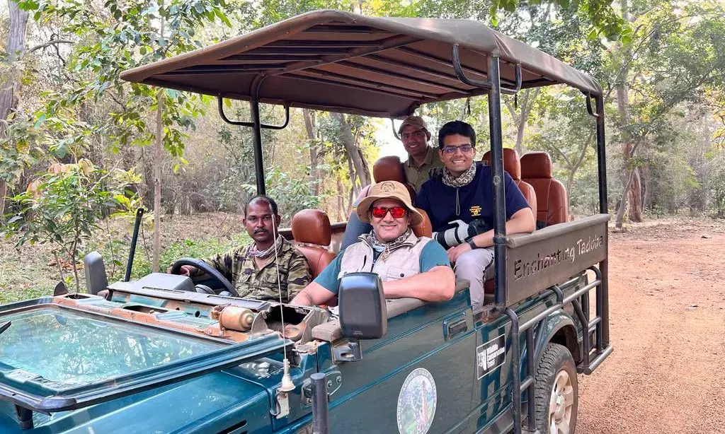 ವನ್ಯಜೀವಿ ಛಾಯಾಗ್ರಹಣ ನಿರತ ʼಜಂಬೋʼ; ಕ್ಯಾಮರಾದಲ್ಲಿ ಎರಡು ಹುಲಿ ಸೆರೆ