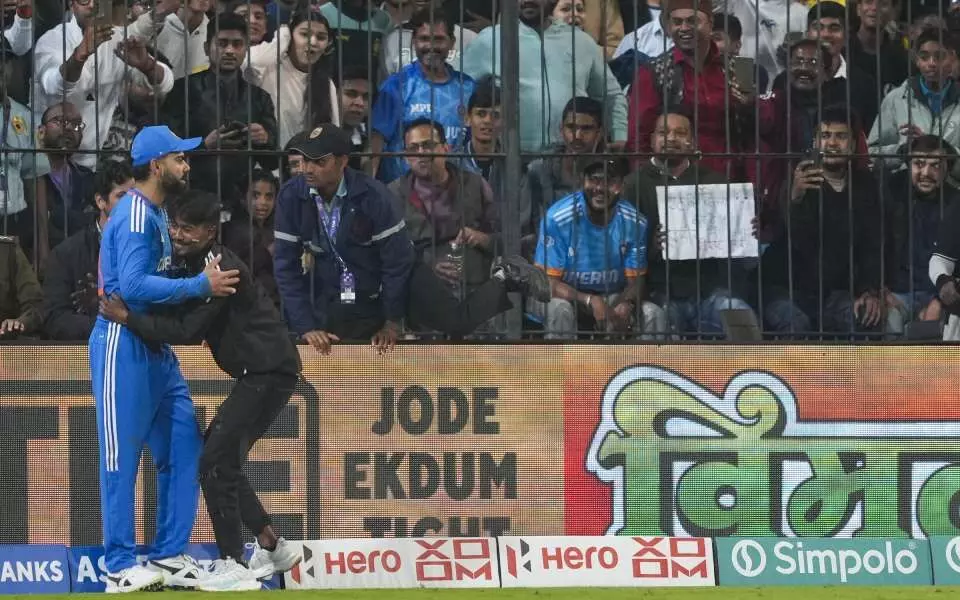 ಭಾರತ-ಅಫ್ಘಾನಿಸ್ತಾನದ ಪಂದ್ಯದ ವೇಳೆ ಮೈದಾನ ಪ್ರವೇಶಿಸಿ ಕೊಹ್ಲಿಯನ್ನು ಆಲಂಗಿಸಿದ ಯುವಕ ಪೊಲೀಸ್‌ ವಶಕ್ಕೆ