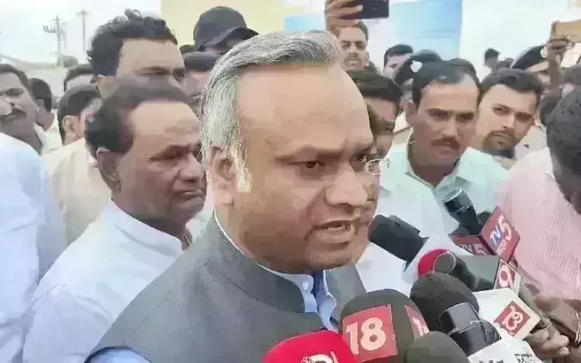 ಅನಂತಕುಮಾರ್ ಹೆಗಡೆ ‘ಮನುವಿನ ಪಳೆಯುಳಿಕೆ’: ಸಚಿವ ಪ್ರಿಯಾಂಕ್ ಖರ್ಗೆ ಅನಂತಕುಮಾರ್ ಹೆಗಡೆ ‘ಮನುವಿನ ಪಳೆಯುಳಿಕೆ’: ಸಚಿವ ಪ್ರಿಯಾಂಕ್ ಖರ್ಗೆ