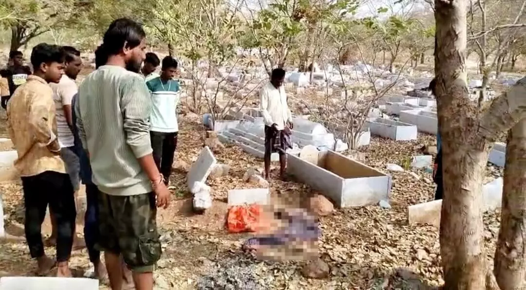 ಯಾದಗಿರಿ: ಖಬರಸ್ಥಾನದಲ್ಲಿ ನವಜಾತ ಶಿಶುವಿನ ಮೃತದೇಹ ಪತ್ತೆ ಯಾದಗಿರಿ: ಖಬರಸ್ಥಾನದಲ್ಲಿ ನವಜಾತ ಶಿಶುವಿನ ಮೃತದೇಹ ಪತ್ತೆ