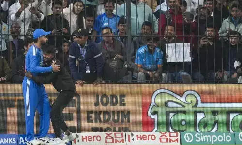 ಭಾರತ-ಅಫ್ಘಾನಿಸ್ತಾನದ ಪಂದ್ಯದ ವೇಳೆ ಮೈದಾನ ಪ್ರವೇಶಿಸಿ ಕೊಹ್ಲಿಯನ್ನು ಆಲಂಗಿಸಿದ ಯುವಕ ಪೊಲೀಸ್‌ ವಶಕ್ಕೆ