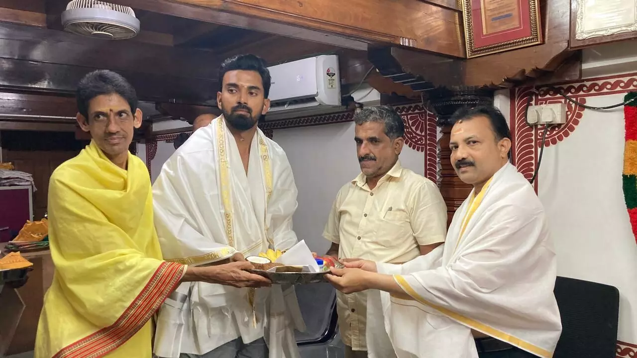 ಕೊಲ್ಲೂರಿಗೆ ಕ್ರಿಕೆಟಿಗ ಕೆ.ಎಲ್.ರಾಹುಲ್ ಭೇಟಿ ಕೊಲ್ಲೂರಿಗೆ ಕ್ರಿಕೆಟಿಗ ಕೆ.ಎಲ್.ರಾಹುಲ್ ಭೇಟಿ