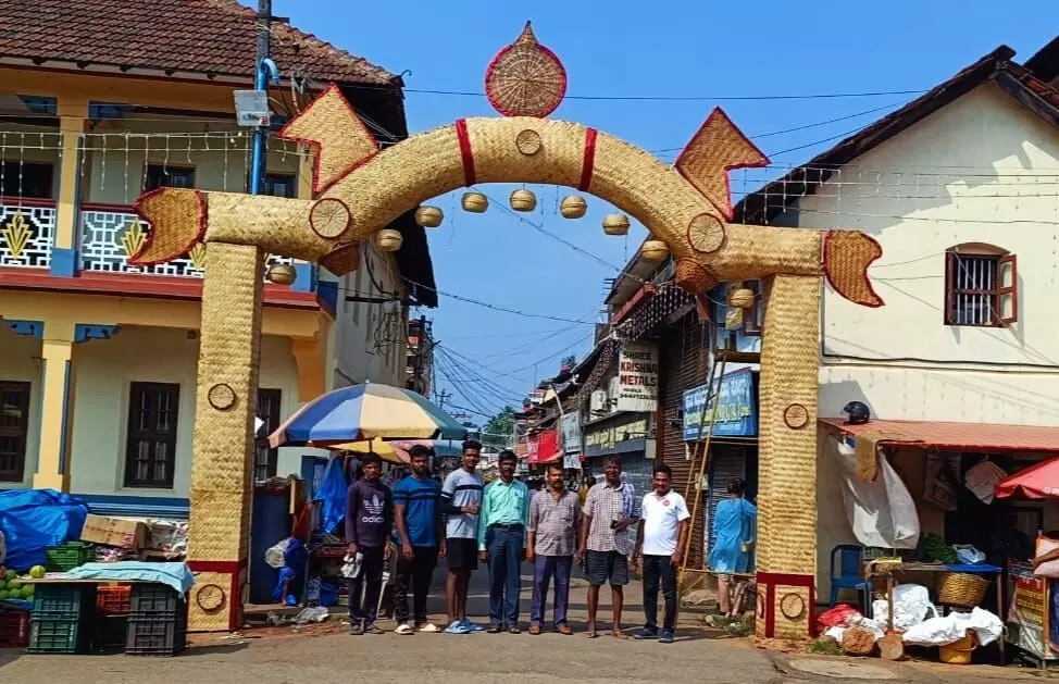 ಪರ್ಯಾಯ ಮಹೋತ್ಸವ: ಕಂಗೊಳಿಸುತ್ತಿರುವ ಕೊರಗ ಸಮುದಾಯದ ಸಾಂಪ್ರದಾಯಿಕ ಶೈಲಿಯ ಕಮಾನು ಪರ್ಯಾಯ ಮಹೋತ್ಸವ: ಕಂಗೊಳಿಸುತ್ತಿರುವ ಕೊರಗ ಸಮುದಾಯದ ಸಾಂಪ್ರದಾಯಿಕ ಶೈಲಿಯ ಕಮಾನು