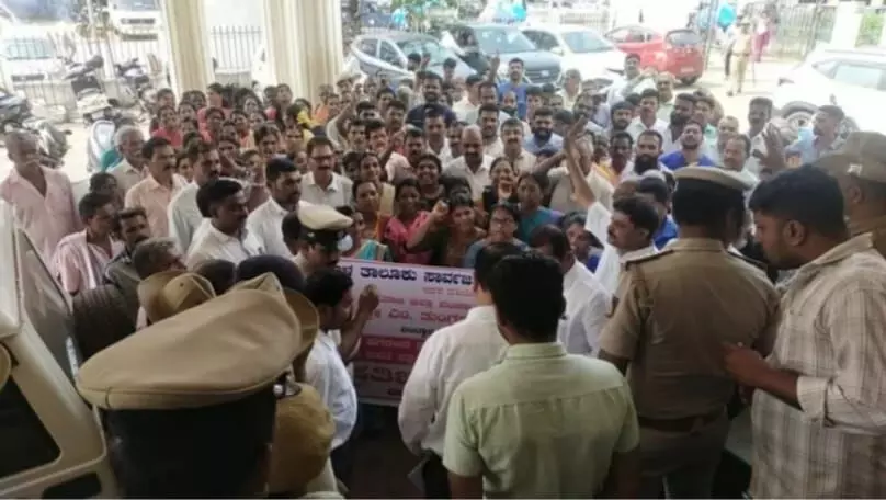 ಬಂಟ್ವಾಳ: ಮಾಜಿ ಜಿ.ಪಂ.ಸದಸ್ಯ ತುಂಗಪ್ಪ ಬಂಗೇರ ನೇತೃತ್ವದಲ್ಲಿ ಪ್ರತಿಭಟನೆ ಬಂಟ್ವಾಳ: ಮಾಜಿ ಜಿ.ಪಂ.ಸದಸ್ಯ ತುಂಗಪ್ಪ ಬಂಗೇರ ನೇತೃತ್ವದಲ್ಲಿ ಪ್ರತಿಭಟನೆ