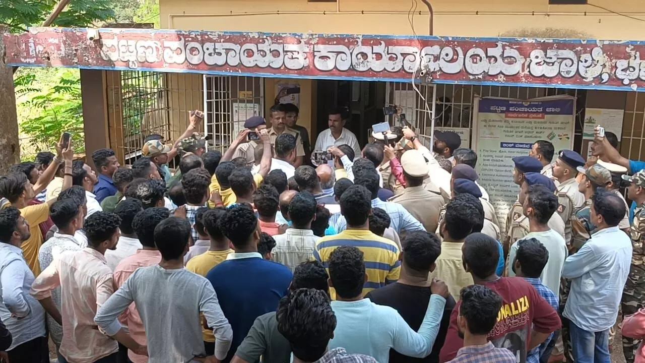 ಭಟ್ಕಳ: ಬೋರ್ಡ್ ಅಳವಡಿಕೆ ವಿರೋಧಿಸಿ ಪ್ರತಿಭಟನೆ ಭಟ್ಕಳ: ಬೋರ್ಡ್ ಅಳವಡಿಕೆ ವಿರೋಧಿಸಿ ಪ್ರತಿಭಟನೆ