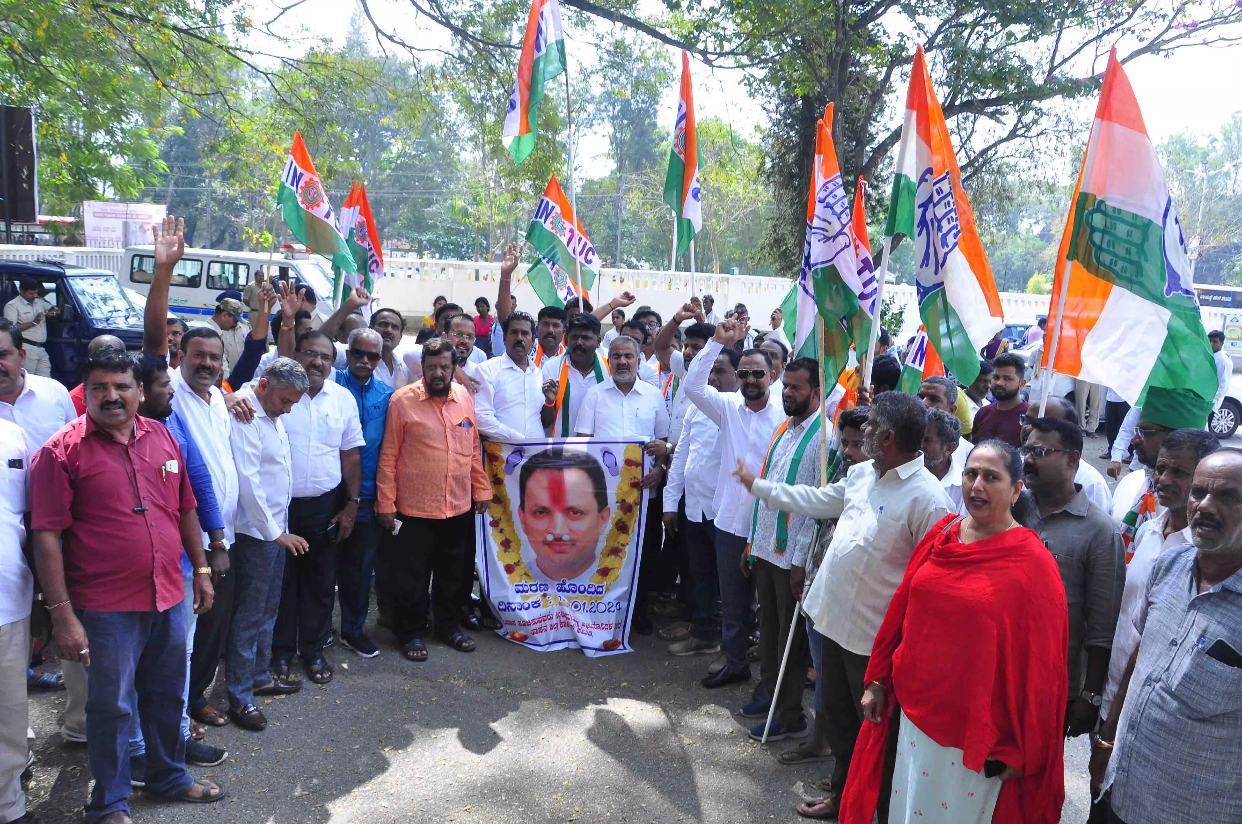 ಸಂಸದ ಅನಂತಕುಮಾರ್ ಹೆಗಡೆ ಹೇಳಿಕೆ ಖಂಡಿಸಿ ಹಾಸನದಲ್ಲಿ ಕಾಂಗ್ರೆಸ್ ಪ್ರತಿಭಟನೆ ಸಂಸದ ಅನಂತಕುಮಾರ್ ಹೆಗಡೆ ಹೇಳಿಕೆ ಖಂಡಿಸಿ ಹಾಸನದಲ್ಲಿ ಕಾಂಗ್ರೆಸ್ ಪ್ರತಿಭಟನೆ