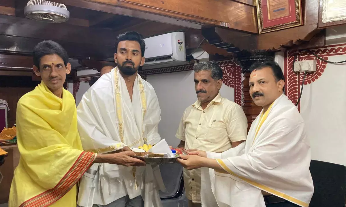 ಕೊಲ್ಲೂರಿಗೆ ಕ್ರಿಕೆಟಿಗ ಕೆ.ಎಲ್.ರಾಹುಲ್ ಭೇಟಿ