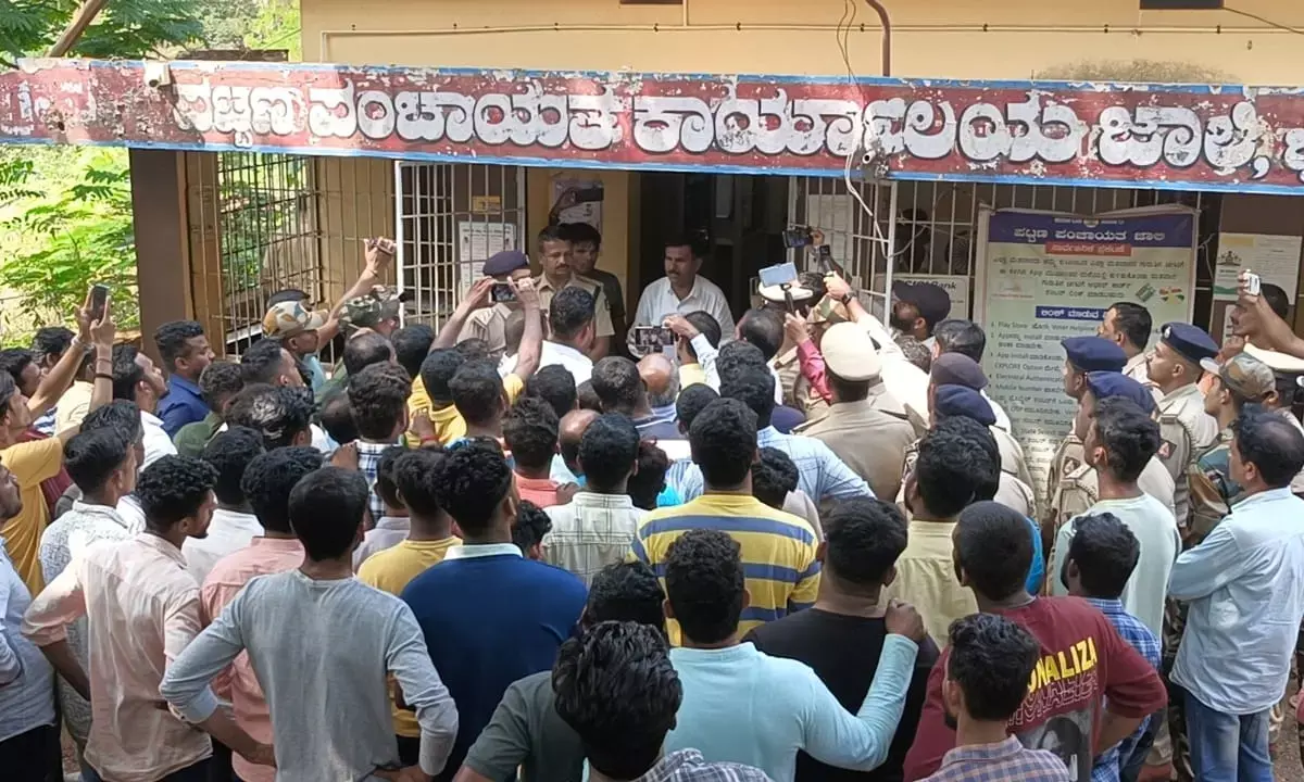 ಭಟ್ಕಳ: ಬೋರ್ಡ್ ಅಳವಡಿಕೆ ವಿರೋಧಿಸಿ ಪ್ರತಿಭಟನೆ