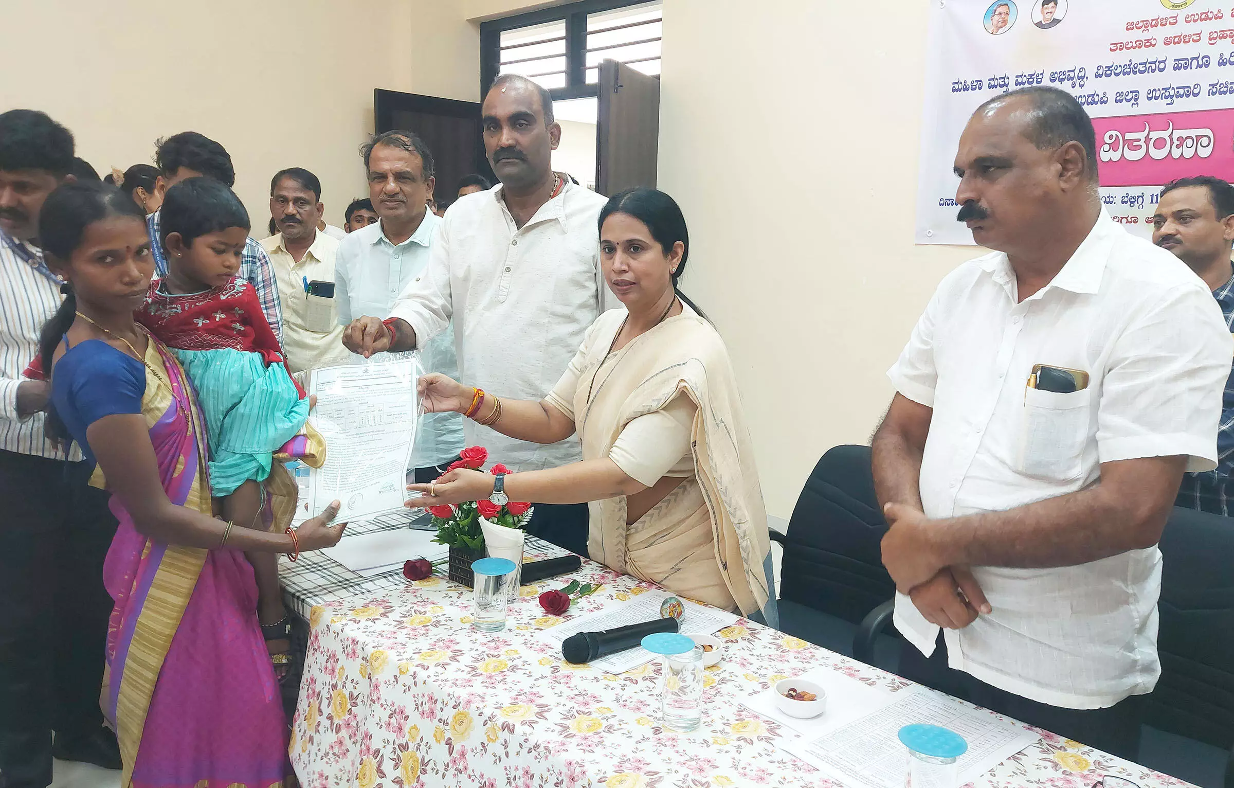 ಸಮಸ್ಯೆ ಬಗೆಹರಿಸಿ, ಶೀಘ್ರವೇ ಹಕ್ಕುಪತ್ರ ವಿತರಣೆ: ಸಚಿವೆ ಲಕ್ಷ್ಮೀ ಹೆಬ್ಬಾಳ್ಕರ್