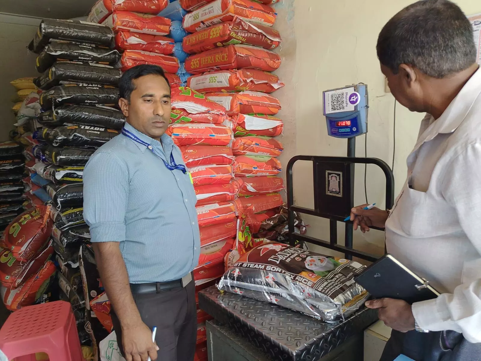 ಅಕ್ಕಿ ಮೂಟೆಗಳ ತೂಕದಲ್ಲಿ ವ್ಯತ್ಯಾಸ ಮಾಡಿ ಗ್ರಾಹಕರಿಗೆ ವಂಚನೆ ಪ್ರಕರಣ: 3 ಅಂಗಡಿಗಳ ಮಾಲಕರಿಗೆ 60 ಸಾವಿರ ರೂ. ದಂಡ ವಿಧಿಸಿದ ಅಧಿಕಾರಿಗಳು ಅಕ್ಕಿ ಮೂಟೆಗಳ ತೂಕದಲ್ಲಿ ವ್ಯತ್ಯಾಸ ಮಾಡಿ ಗ್ರಾಹಕರಿಗೆ ವಂಚನೆ ಪ್ರಕರಣ: 3 ಅಂಗಡಿಗಳ ಮಾಲಕರಿಗೆ 60 ಸಾವಿರ ರೂ. ದಂಡ ವಿಧಿಸಿದ ಅಧಿಕಾರಿಗಳು