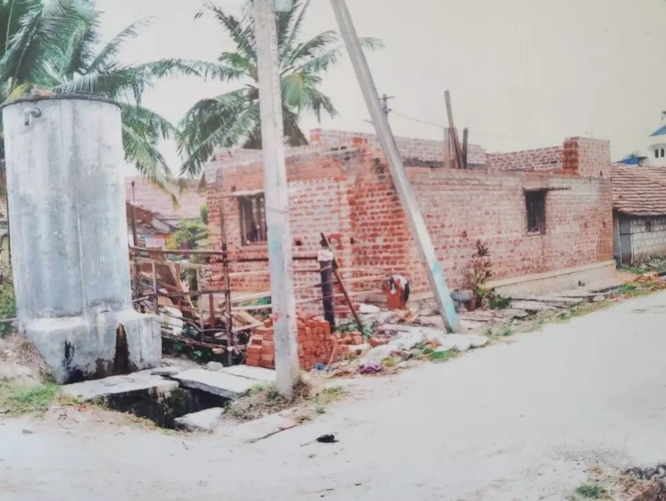 ಬಿಜೆಪಿ ಮುಖಂಡನಿಂದ ದೇಗುಲ ನಿರ್ಮಾಣಕ್ಕಾಗಿ ವಾಸದ ಮನೆ ಧ್ವಂಸ: ಸರಸ್ವತಿಪುರ ಸಂತ್ರಸ್ತ ಕುಟುಂಬದ ಆರೋಪ ಬಿಜೆಪಿ ಮುಖಂಡನಿಂದ ದೇಗುಲ ನಿರ್ಮಾಣಕ್ಕಾಗಿ ವಾಸದ ಮನೆ ಧ್ವಂಸ: ಸರಸ್ವತಿಪುರ ಸಂತ್ರಸ್ತ ಕುಟುಂಬದ ಆರೋಪ