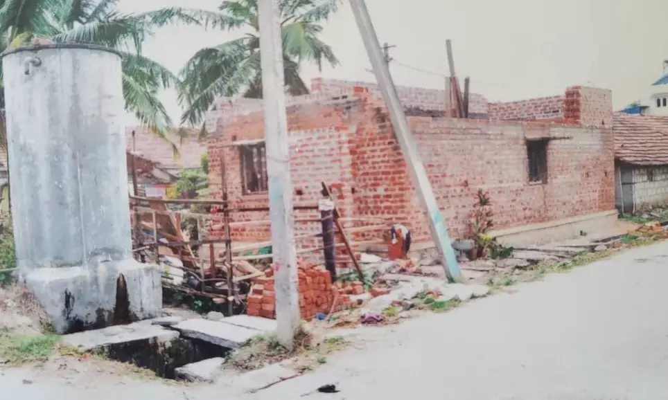 ಬಿಜೆಪಿ ಮುಖಂಡನಿಂದ ದೇಗುಲ ನಿರ್ಮಾಣಕ್ಕಾಗಿ ವಾಸದ ಮನೆ ಧ್ವಂಸ: ಸರಸ್ವತಿಪುರ ಸಂತ್ರಸ್ತ ಕುಟುಂಬದ ಆರೋಪ