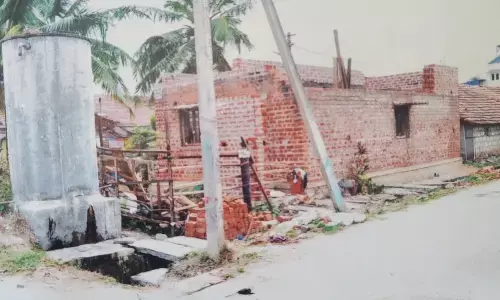 ಬಿಜೆಪಿ ಮುಖಂಡನಿಂದ ದೇಗುಲ ನಿರ್ಮಾಣಕ್ಕಾಗಿ ವಾಸದ ಮನೆ ಧ್ವಂಸ: ಸರಸ್ವತಿಪುರ ಸಂತ್ರಸ್ತ ಕುಟುಂಬದ ಆರೋಪ