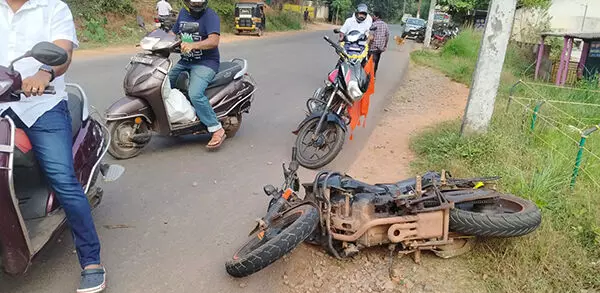 ವಿಟ್ಲ: ಶಾಲಾ ಬಸ್ - ಬೈಕ್ ನಡುವೆ ಅಪಘಾತ; ಇಬ್ಬರಿಗೆ ಗಾಯ ವಿಟ್ಲ: ಶಾಲಾ ಬಸ್ - ಬೈಕ್ ನಡುವೆ ಅಪಘಾತ; ಇಬ್ಬರಿಗೆ ಗಾಯ