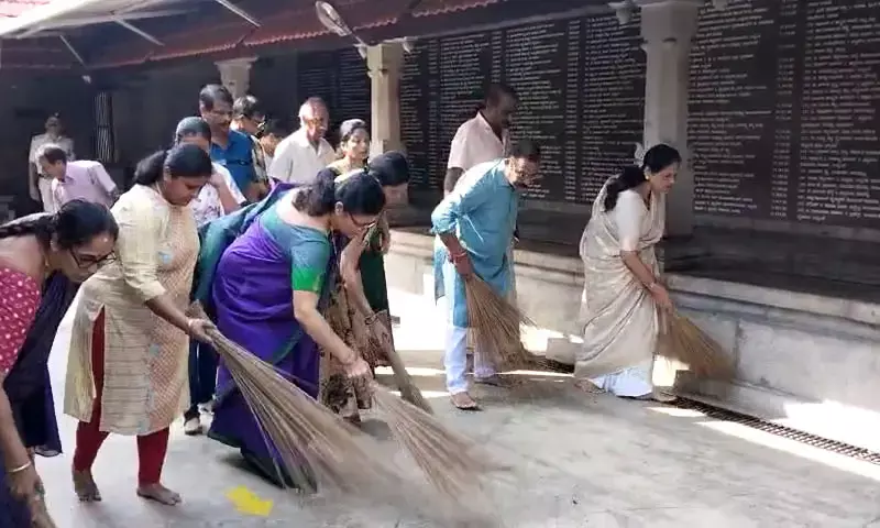 ಶ್ರೀರಾಮನ ಪ್ರಾಣ ಪ್ರತಿಷ್ಠೆ: ಸಚಿವೆ ಕರಂದ್ಲಾಜೆಯಿಂದ ಬನ್ನಂಜೆ ದೇವಳದ ಪ್ರಾಂಗಣ ಸ್ವಚ್ಛತೆ