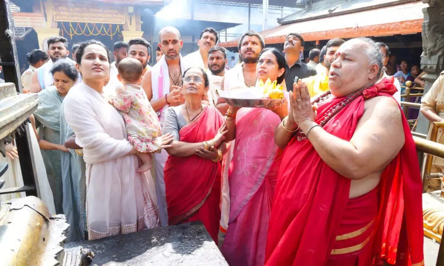 ಕೊಲ್ಲೂರು ದೇವಳಕ್ಕೆ ಸಚಿವೆ ಲಕ್ಷ್ಮಿ ಹೆಬ್ಬಾಳ್ಕರ್ ಭೇಟಿ