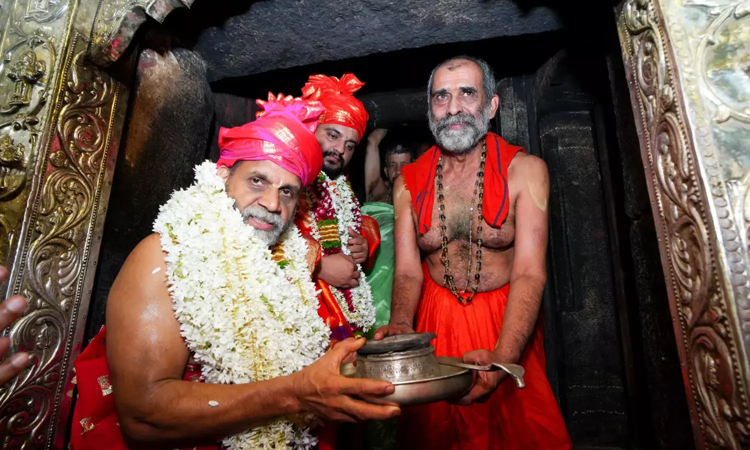 ಏಳು ಮಠಾಧೀಶರ ಅನುಪಸ್ಥಿತಿಯಲ್ಲಿ ನಾಲ್ಕನೇ ಬಾರಿಗೆ ಸರ್ವಜ್ಞ ಪೀಠ ಏರಿದ ಪುತ್ತಿಗೆ ಸ್ವಾಮೀಜಿ