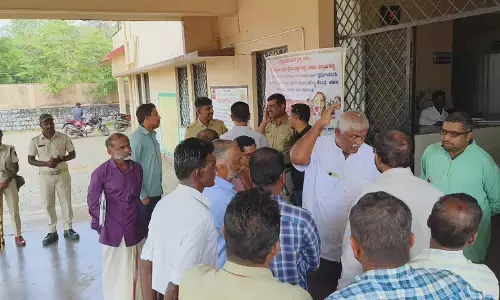 ಕಳಸ| ಸರಕಾರಿ ಆಸ್ಪತ್ರೆ ಅವ್ಯವಸ್ಥೆ ಖಂಡಿಸಿ ಸಿಪಿಐ ಮುಖಂಡರಿಂದ ಧರಣಿ: ಖಾಯಂ ವೈದ್ಯರು, ಸಿಬ್ಬಂದಿ ನೇಮಕಕ್ಕೆ ಆಗ್ರಹ