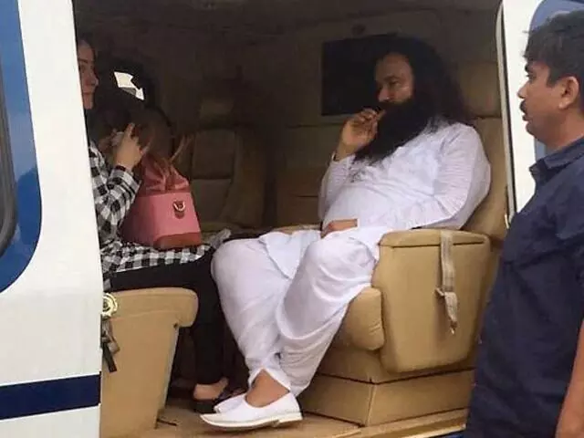 ಅತ್ಯಾಚಾರ ಅಪರಾಧಿ ರಾಮ ರಹೀಮ್ ಗೆ ಕೇವಲ ನಾಲ್ಕು ವರ್ಷಗಳಲ್ಲಿ 9ನೇ ಪೆರೋಲ್ ಭಾಗ್ಯ! ಅತ್ಯಾಚಾರ ಅಪರಾಧಿ ರಾಮ ರಹೀಮ್ ಗೆ ಕೇವಲ ನಾಲ್ಕು ವರ್ಷಗಳಲ್ಲಿ 9ನೇ ಪೆರೋಲ್ ಭಾಗ್ಯ!