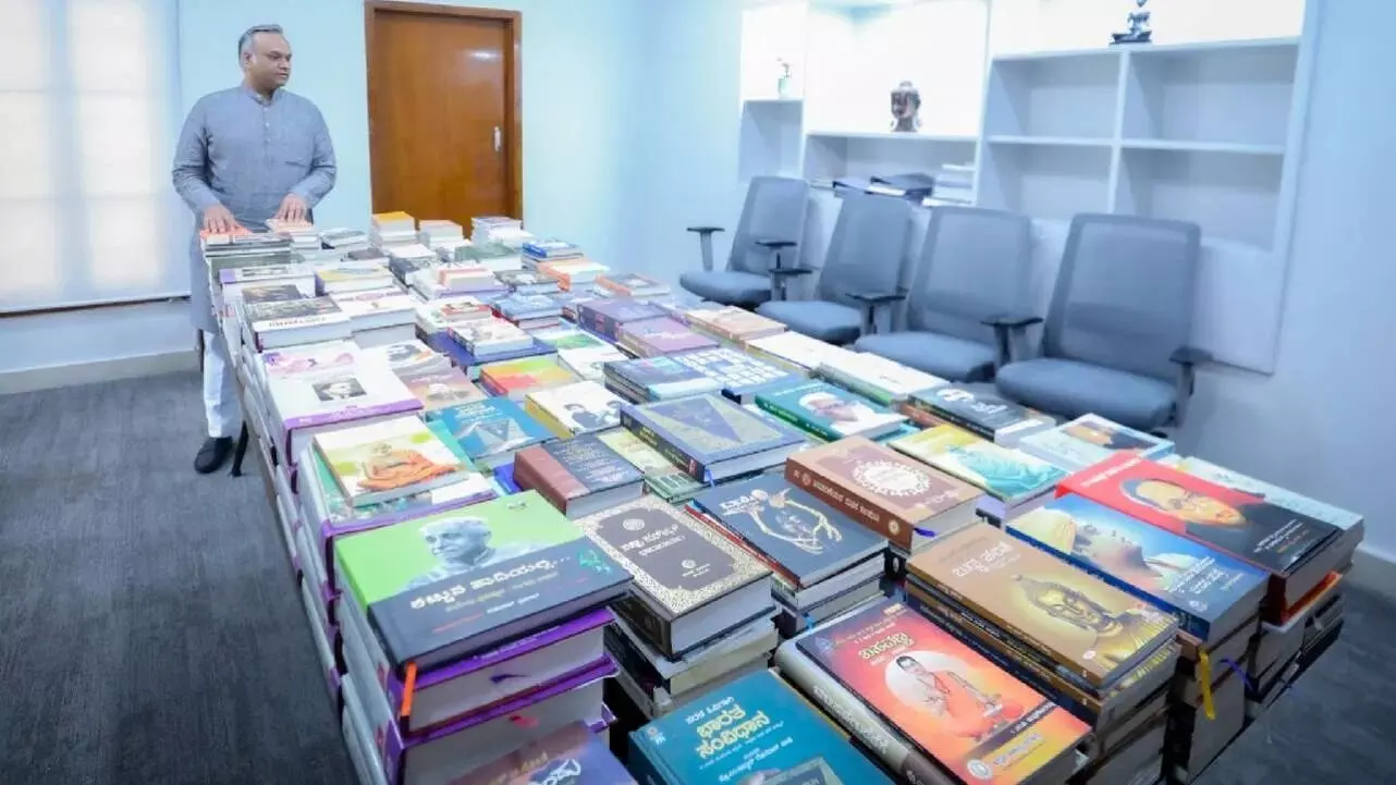 ಸಚಿವ ಪ್ರಿಯಾಂಕ್ ಖರ್ಗೆ ಪುಸ್ತಕ ಪ್ರೀತಿ ಸಚಿವ ಪ್ರಿಯಾಂಕ್ ಖರ್ಗೆ ಪುಸ್ತಕ ಪ್ರೀತಿ