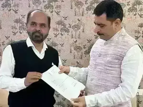 ಗುಜರಾತ್ ಕಾಂಗ್ರೆಸ್ ಶಾಸಕ ಚಾವ್ಡಾ ರಾಜೀನಾಮೆ: ವಿಧಾನಸಭೆಯಲ್ಲಿ 15ಕ್ಕೆ ಕುಸಿದ ಪಕ್ಷದ ಬಲ ಗುಜರಾತ್ ಕಾಂಗ್ರೆಸ್ ಶಾಸಕ ಚಾವ್ಡಾ ರಾಜೀನಾಮೆ: ವಿಧಾನಸಭೆಯಲ್ಲಿ 15ಕ್ಕೆ ಕುಸಿದ ಪಕ್ಷದ ಬಲ