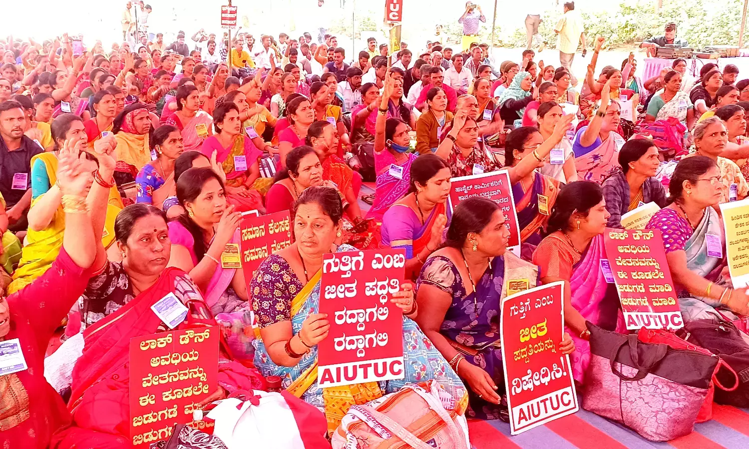 ಬೆಂಗಳೂರು: ಕನಿಷ್ಠ ವೇತನ ಹೆಚ್ಚಳಕ್ಕೆ ಒತ್ತಾಯಿಸಿ ವಸತಿ ನಿಲಯ ಕಾರ್ಮಿಕರ ಧರಣಿ