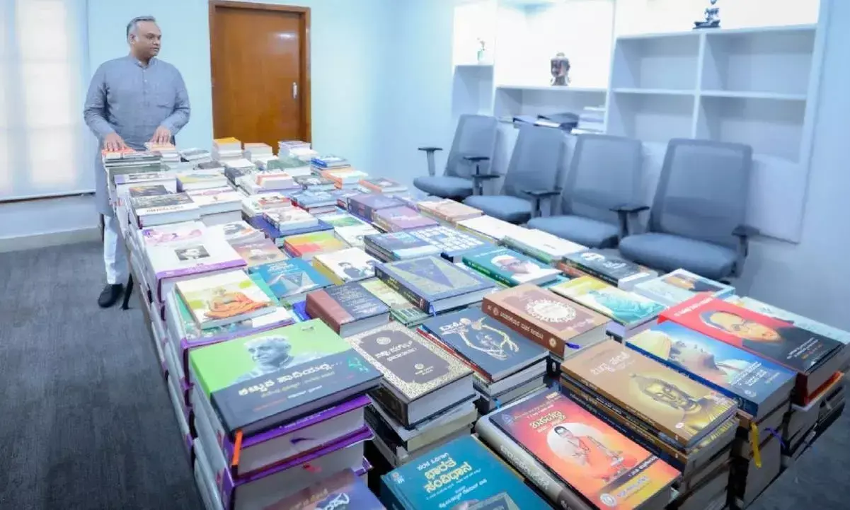 ಸಚಿವ ಪ್ರಿಯಾಂಕ್ ಖರ್ಗೆ ಪುಸ್ತಕ ಪ್ರೀತಿ