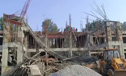 ಆನೇಕಲ್ | ನಿರ್ಮಾಣ ಹಂತದ ಶಾಲಾ ಕಟ್ಟಡ ಕುಸಿತ: ಇಬ್ಬರು ಮೃತ್ಯು, 15ಕ್ಕೂ ಅಧಿಕ ಮಂದಿಗೆ ಗಾಯ