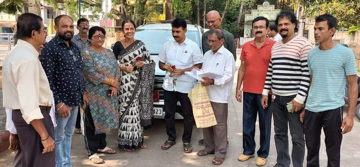 ಗುಜ್ಜರಕೆರೆಗೆ ಮೇಯರ್ ಭೇಟಿ: ಮನವಿ ಸಲ್ಲಿಕೆ ಗುಜ್ಜರಕೆರೆಗೆ ಮೇಯರ್ ಭೇಟಿ: ಮನವಿ ಸಲ್ಲಿಕೆ