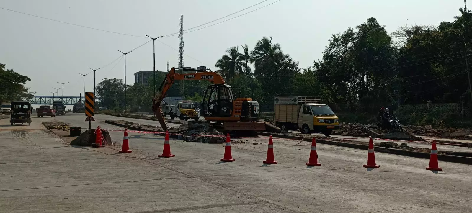 ಸುರತ್ಕಲ್: ಮುಚ್ಚಲ್ಪಟ್ಟ ಟೋಲ್ ಗೇಟ್ ಮಧ್ಯೆ ಇದ್ದ ಸಿಮೆಂಟ್ ದಂಡೆ ತೆರವು ಸುರತ್ಕಲ್: ಮುಚ್ಚಲ್ಪಟ್ಟ ಟೋಲ್ ಗೇಟ್ ಮಧ್ಯೆ ಇದ್ದ ಸಿಮೆಂಟ್ ದಂಡೆ ತೆರವು