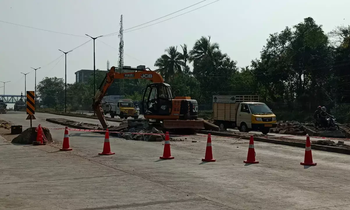 ಸುರತ್ಕಲ್: ಮುಚ್ಚಲ್ಪಟ್ಟ ಟೋಲ್ ಗೇಟ್ ಮಧ್ಯೆ ಇದ್ದ ಸಿಮೆಂಟ್ ದಂಡೆ ತೆರವು