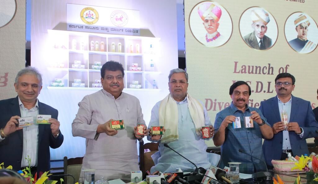 ವಸ್ತುವಿನ ಗುಣಮಟ್ಟ, ಗ್ರಾಹಕರ ಅಭಿರುಚಿಗೆ ತಕ್ಕಂತೆ ʼಕೆಎಸ್ ಡಿಎಲ್ʼ ಉತ್ಪಾದನೆಯಲ್ಲಿ ತೊಡಗಿದೆ: ಸಿಎಂ ಸಿದ್ದರಾಮಯ್ಯ ಮೆಚ್ಚುಗೆ