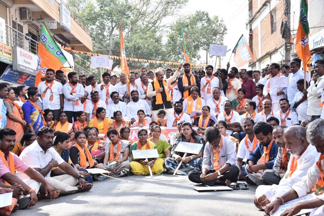 ಹಾನಗಲ್ ಸಾಮೂಹಿಕ ಅತ್ಯಾಚಾರ ಪ್ರಕರಣ: ಎಸ್ಐಟಿಗೆ ವಹಿಸುವಂತೆ ಬಿಜೆಪಿಯಿಂದ  ಪ್ರತಿಭಟನೆ