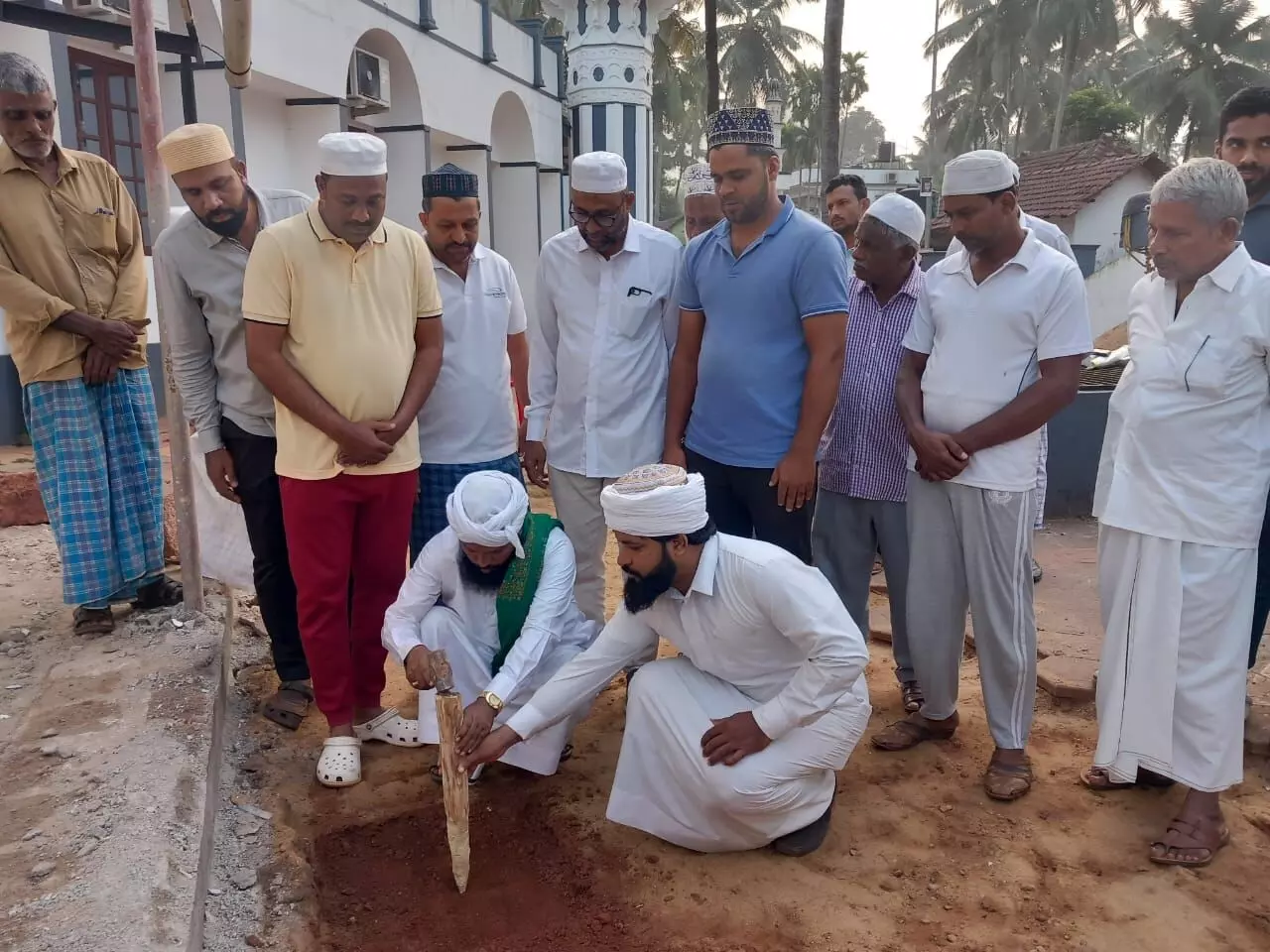 ಎದುರುಪದವು: ಮಹಿಳಾ ನಮಾಝ್ ಕೊಠಡಿ ನಿರ್ಮಾಣಕ್ಕೆ ಶಿಲಾನ್ಯಾಸ ಎದುರುಪದವು: ಮಹಿಳಾ ನಮಾಝ್ ಕೊಠಡಿ ನಿರ್ಮಾಣಕ್ಕೆ ಶಿಲಾನ್ಯಾಸ