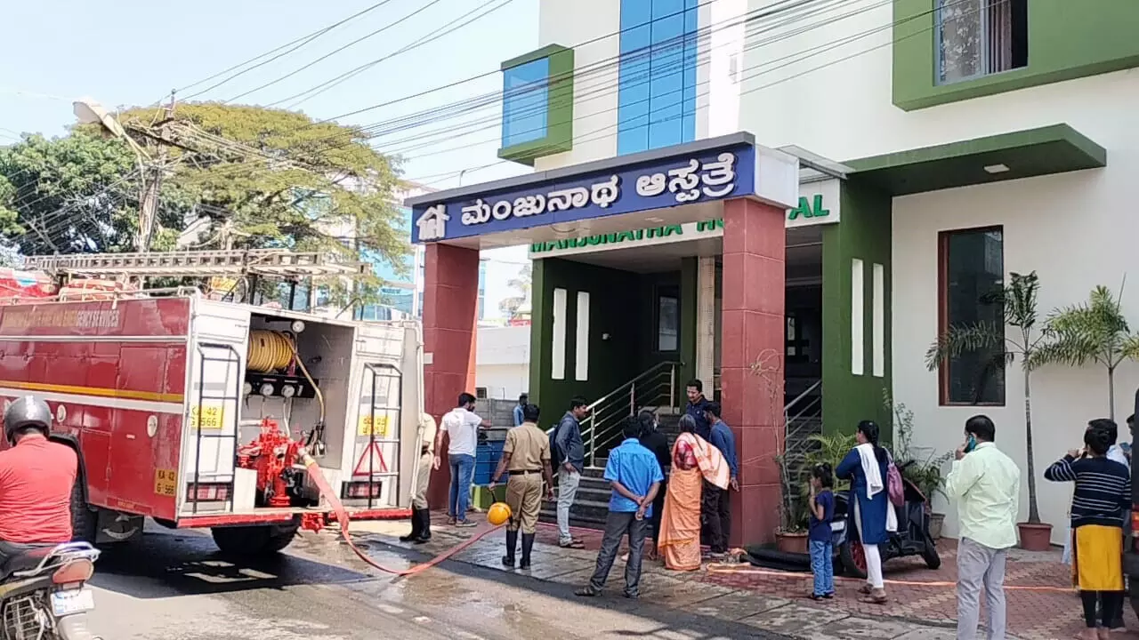 ಹಾಸನ: ಖಾಸಗಿ ಆಸ್ಪತ್ರೆಯಲ್ಲಿ ವಿದ್ಯುತ್ ಅವಘಡಕ್ಕೆ ಕಾಣಿಸಿಕೊಂಡ ಬೆಂಕಿ, ಆತಂಕದಲ್ಲಿ ಹೊರ ಬಂದ ರೋಗಿಗಳು ಹಾಸನ: ಖಾಸಗಿ ಆಸ್ಪತ್ರೆಯಲ್ಲಿ ವಿದ್ಯುತ್ ಅವಘಡಕ್ಕೆ ಕಾಣಿಸಿಕೊಂಡ ಬೆಂಕಿ, ಆತಂಕದಲ್ಲಿ ಹೊರ ಬಂದ ರೋಗಿಗಳು