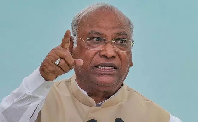 ಹಿಮಂತ ಬಿಸ್ವ ಶರ್ಮ ಮೋದಿಯ ಚೇಲಾ: ಅಸ್ಸಾಂ ಸಿಎಂ ವಿರುದ್ಧ ಮಲ್ಲಿಕಾರ್ಜುನ ಖರ್ಗೆ ವಾಗ್ದಾಳಿ ಹಿಮಂತ ಬಿಸ್ವ ಶರ್ಮ ಮೋದಿಯ ಚೇಲಾ: ಅಸ್ಸಾಂ ಸಿಎಂ ವಿರುದ್ಧ ಮಲ್ಲಿಕಾರ್ಜುನ ಖರ್ಗೆ ವಾಗ್ದಾಳಿ