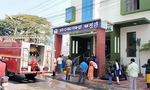 ಹಾಸನ: ಖಾಸಗಿ ಆಸ್ಪತ್ರೆಯಲ್ಲಿ ವಿದ್ಯುತ್ ಅವಘಡಕ್ಕೆ ಕಾಣಿಸಿಕೊಂಡ ಬೆಂಕಿ, ಆತಂಕದಲ್ಲಿ ಹೊರ ಬಂದ ರೋಗಿಗಳು