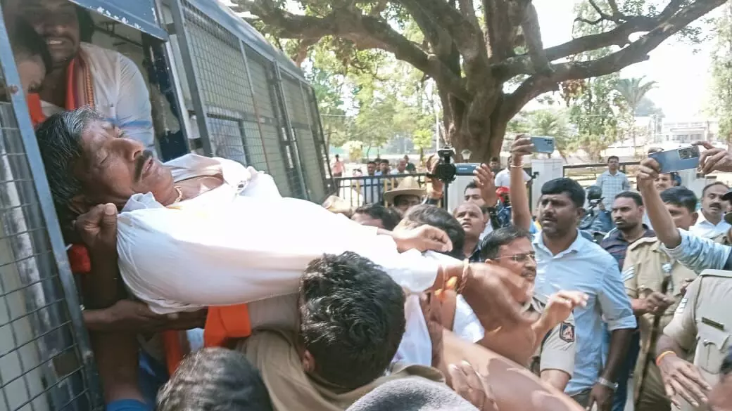 ಚಿಕ್ಕಮಗಳೂರು ಜಿಲ್ಲಾಧಿಕಾರಿ ಕಚೇರಿಗೆ ನುಗ್ಗಲು ಯತ್ನ: ಸಂಘ ಪರಿವಾರದ ಕಾರ್ಯಕರ್ತರು ಪೊಲೀಸ್ ವಶಕ್ಕೆ ಚಿಕ್ಕಮಗಳೂರು ಜಿಲ್ಲಾಧಿಕಾರಿ ಕಚೇರಿಗೆ ನುಗ್ಗಲು ಯತ್ನ: ಸಂಘ ಪರಿವಾರದ ಕಾರ್ಯಕರ್ತರು ಪೊಲೀಸ್ ವಶಕ್ಕೆ