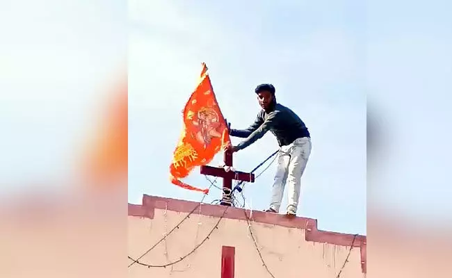 ಮಧ್ಯಪ್ರದೇಶ: ರಾಮ ಮಂದಿರ ಉದ್ಘಾಟನೆಗೆ ಮುನ್ನ ಚರ್ಚ್ ಮೇಲೆ ಭಗವಾ ಧ್ವಜ ಆರೋಹಣ ಮಾಡಿದ ದುಷ್ಕರ್ಮಿಗಳು