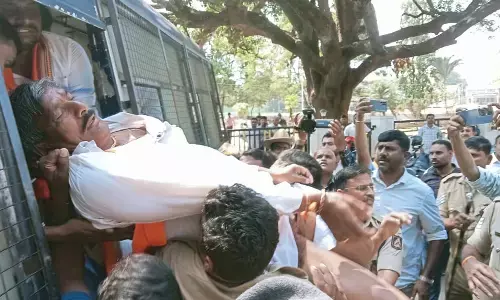 ಚಿಕ್ಕಮಗಳೂರು ಜಿಲ್ಲಾಧಿಕಾರಿ ಕಚೇರಿಗೆ ನುಗ್ಗಲು ಯತ್ನ: ಸಂಘ ಪರಿವಾರದ ಕಾರ್ಯಕರ್ತರು ಪೊಲೀಸ್ ವಶಕ್ಕೆ