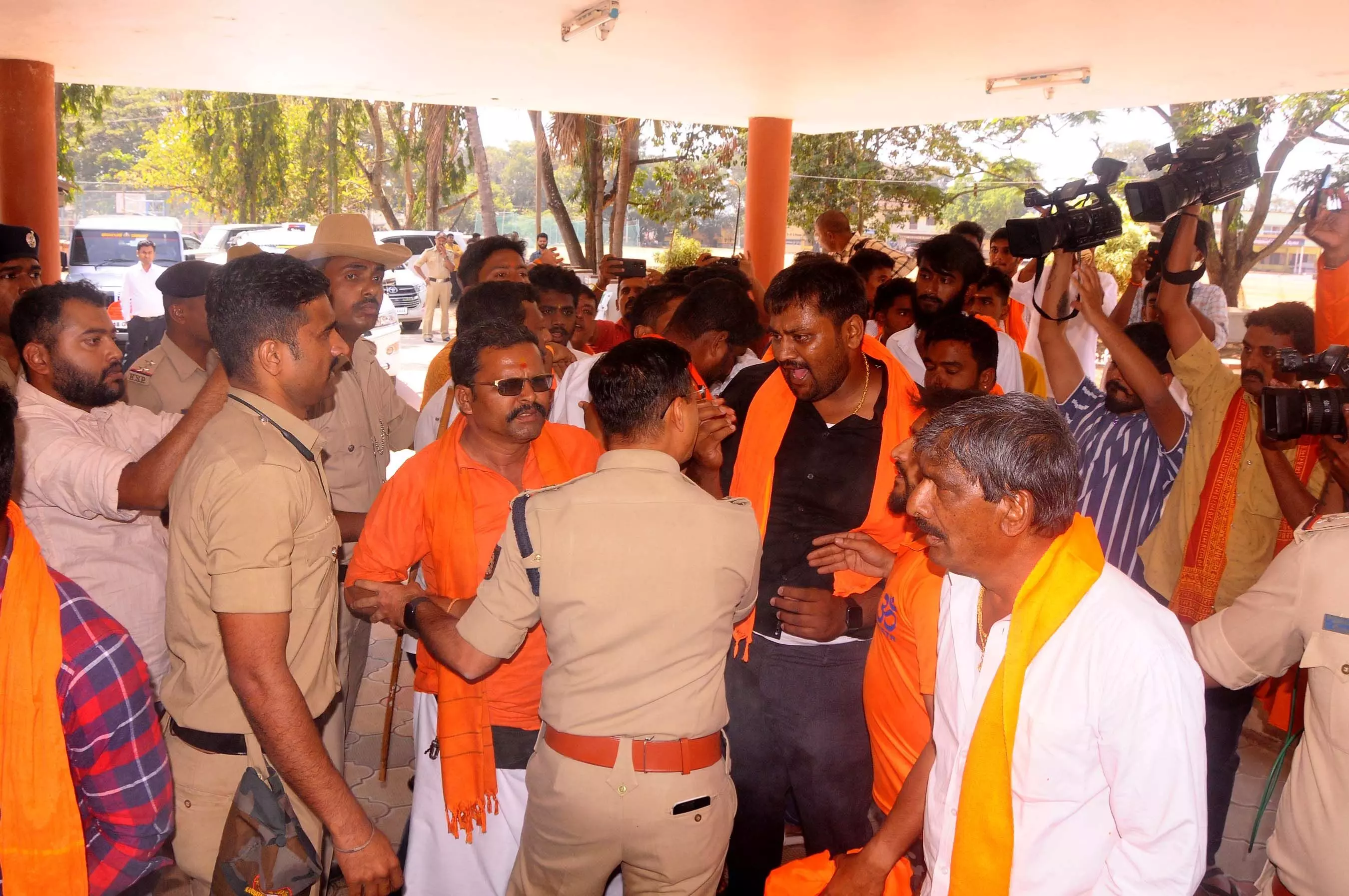 ಸಂಘ ಪರಿವಾರದ ಕಾರ್ಯಕರ್ತರ ಧರಣಿ ಪ್ರಕರಣ: ಡಿಸಿ ಕಚೇರಿಗೆ ನುಗ್ಗಲು ಯತ್ನಿಸಿದ ಐವರ ವಿರುದ್ಧ ಎಫ್ಐಆರ್ ಸಂಘ ಪರಿವಾರದ ಕಾರ್ಯಕರ್ತರ ಧರಣಿ ಪ್ರಕರಣ: ಡಿಸಿ ಕಚೇರಿಗೆ ನುಗ್ಗಲು ಯತ್ನಿಸಿದ ಐವರ ವಿರುದ್ಧ ಎಫ್ಐಆರ್