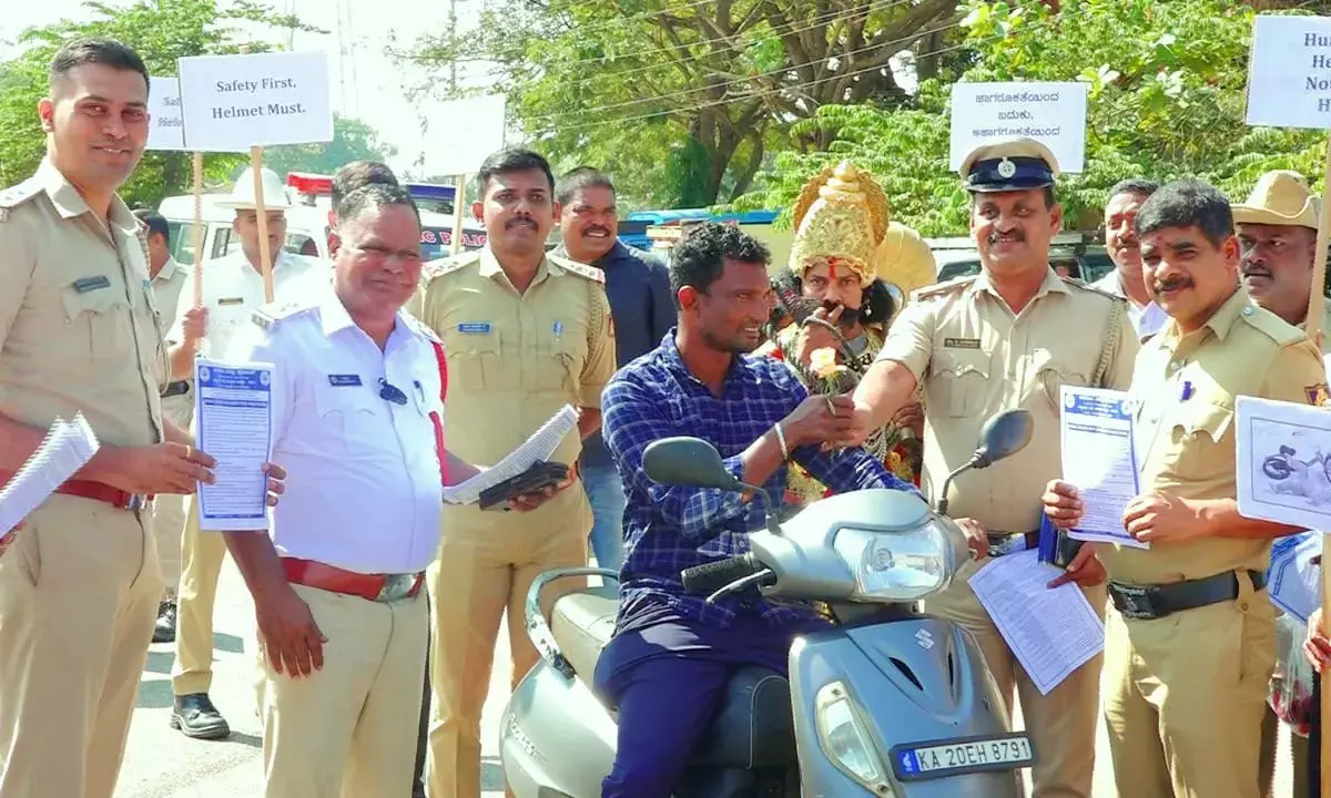 ‘ಸಡಕ್ ಸುರಕ್ಷಾ-ಜೀವನ್ ರಕ್ಷಾ’: ಪೊಲೀಸರಿಂದ ಸಂಚಾರ ಜಾಗೃತಿ