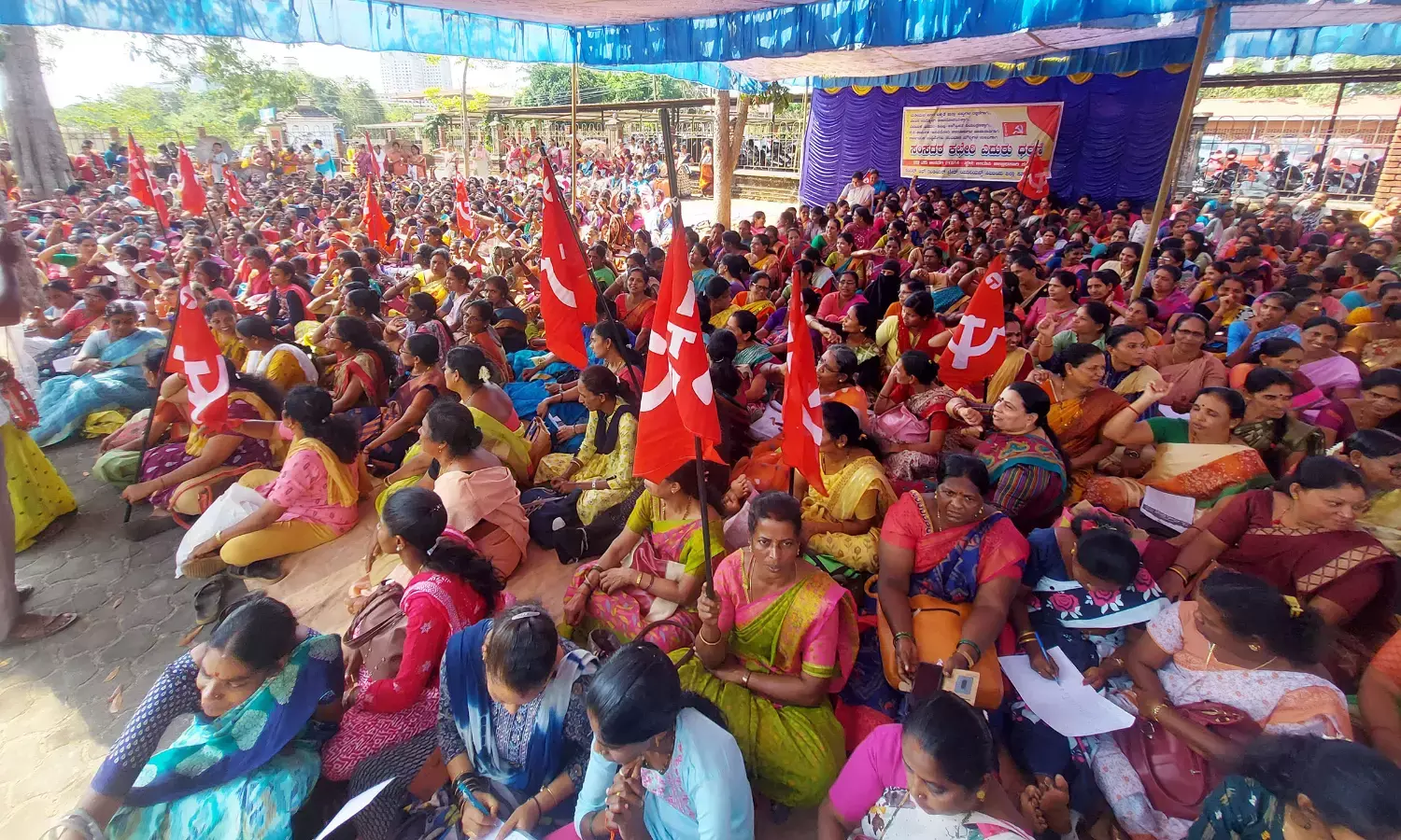 ಕನಿಷ್ಠ ವೇತನ ಸಹಿತ ವಿವಿಧ ಬೇಡಿಕೆಗಾಗಿ ಸ್ಕೀಂ ನೌಕಕರಿಂದ ಅಹೋರಾತ್ರಿ ಧರಣಿ