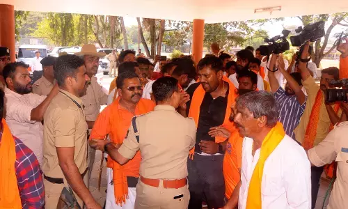 ಸಂಘ ಪರಿವಾರದ ಕಾರ್ಯಕರ್ತರ ಧರಣಿ ಪ್ರಕರಣ: ಡಿಸಿ ಕಚೇರಿಗೆ ನುಗ್ಗಲು ಯತ್ನಿಸಿದ ಐವರ ವಿರುದ್ಧ ಎಫ್‍ಐಆರ್