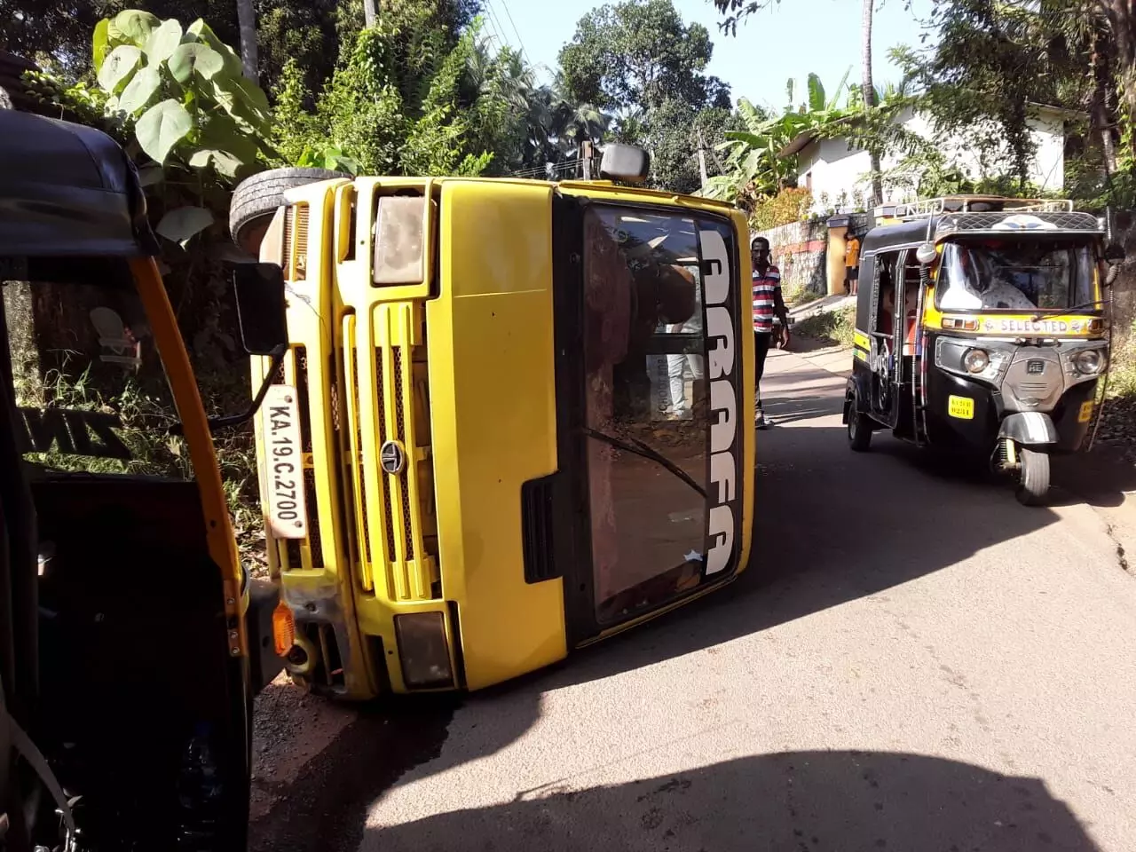 ಉಪ್ಪಿನಂಗಡಿ: ಶಾಲಾ ಬಸ್ ಪಲ್ಟಿ; ಅಪಾಯದಿಂದ ಪಾರಾದ ಮಕ್ಕಳು ಉಪ್ಪಿನಂಗಡಿ: ಶಾಲಾ ಬಸ್ ಪಲ್ಟಿ; ಅಪಾಯದಿಂದ ಪಾರಾದ ಮಕ್ಕಳು