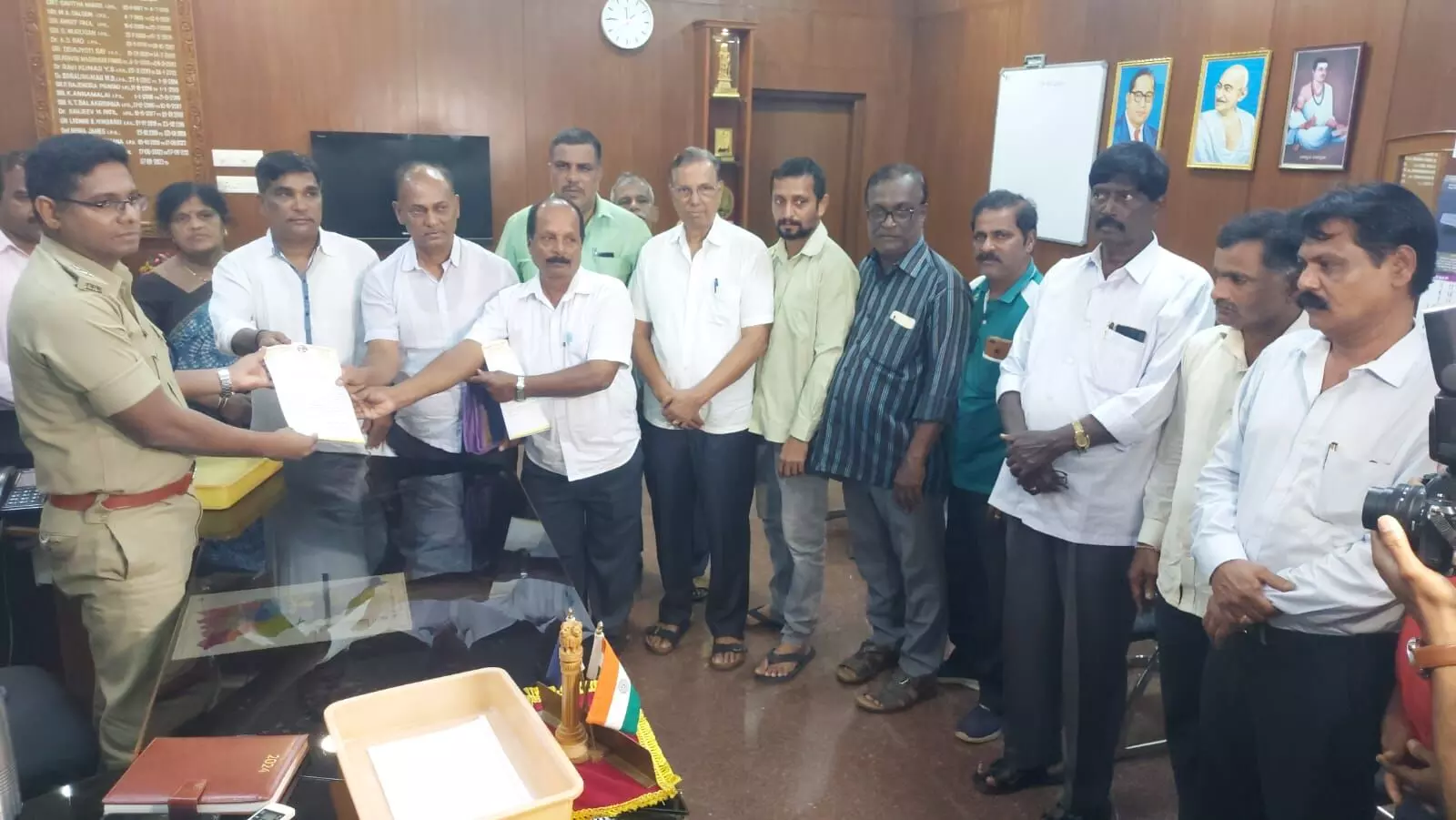 ಉಡುಪಿ ಬಿಲ್ಲವ ಸಂಘದ ವಿರುದ್ಧ ನಿಂದನೆ ವೀಡಿಯೊ ವೈರಲ್: ಕಿಡಿಗೇಡಿ ವಿರುದ್ಧ ಕ್ರಮಕ್ಕೆ ಆಗ್ರಹಿಸಿ ಎಸ್ಪಿಗೆ ಮನವಿ ಉಡುಪಿ ಬಿಲ್ಲವ ಸಂಘದ ವಿರುದ್ಧ ನಿಂದನೆ ವೀಡಿಯೊ ವೈರಲ್: ಕಿಡಿಗೇಡಿ ವಿರುದ್ಧ ಕ್ರಮಕ್ಕೆ ಆಗ್ರಹಿಸಿ ಎಸ್ಪಿಗೆ ಮನವಿ