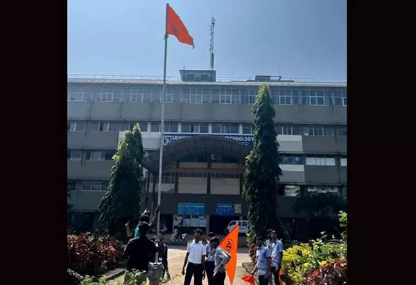 ರಾಷ್ಟ್ರ ಲಾಂಛನದ ಧ್ವಜಸ್ತಂಭದಲ್ಲಿ ಕೇಸರಿ ಬಾವುಟ ಹಾರಿಸಿದ ಆರೋಪ: ಶ್ರೀನಿವಾಸ್ ಕಾಲೇಜು ಆಡಳಿತ ಮಂಡಳಿ ವಿರುದ್ಧ ದೂರು