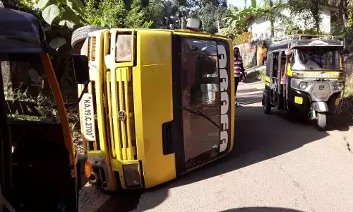 ಉಪ್ಪಿನಂಗಡಿ: ಶಾಲಾ ಬಸ್‌ ಪಲ್ಟಿ; ಅಪಾಯದಿಂದ ಪಾರಾದ ಮಕ್ಕಳು
